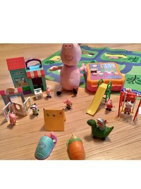 Great bundle!Talking Peppa Pig +Figurines+Mat & sets +storage case